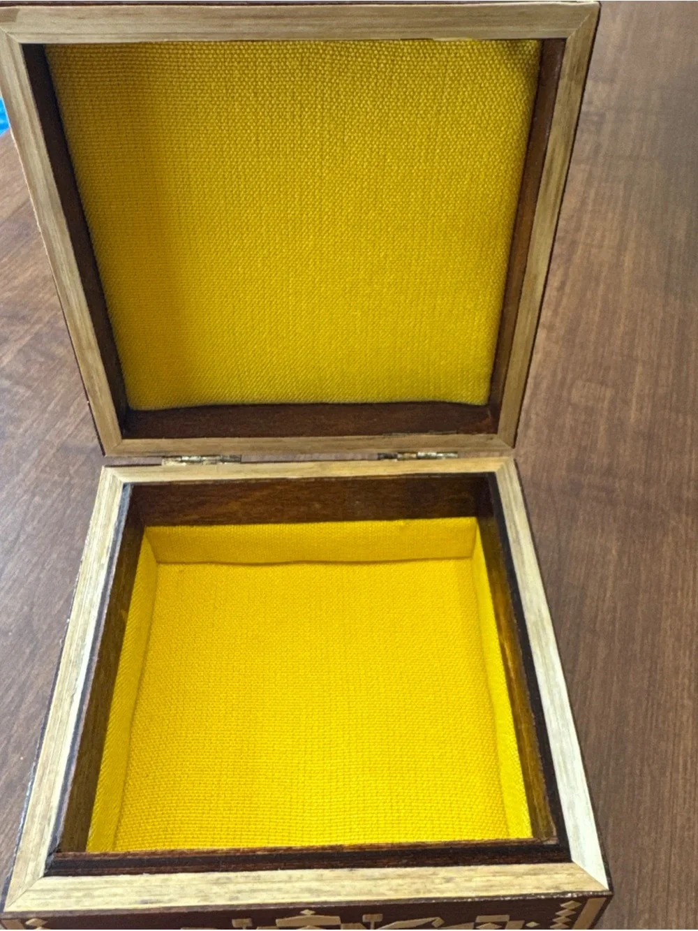 Beautiful vintage wooden trinket box with inlaid bamboo 4 x 4